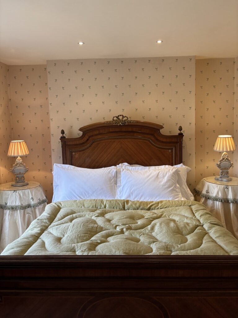 E2079B4B-1C80-4CA0-8D67-759891A15AD9-min